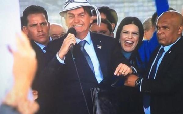 "Eu amo o Nordeste", diz Bolsonaro em visita à Bahia após polêmica sobre governadores da região