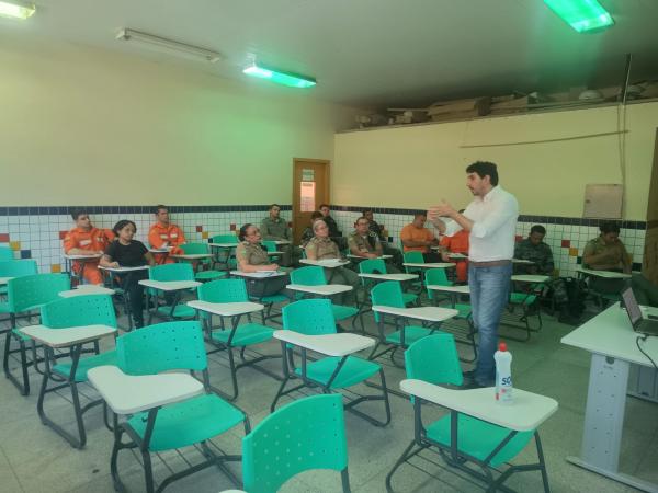 Floriano sedia Curso Ciclo de Conhecimento para fortalecer a segurança pública