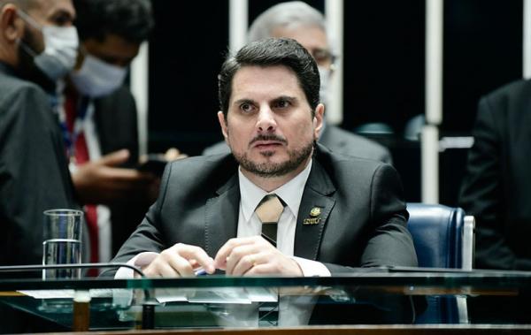 Senador muda versões sobre plano e tenta implicar ministro do STF