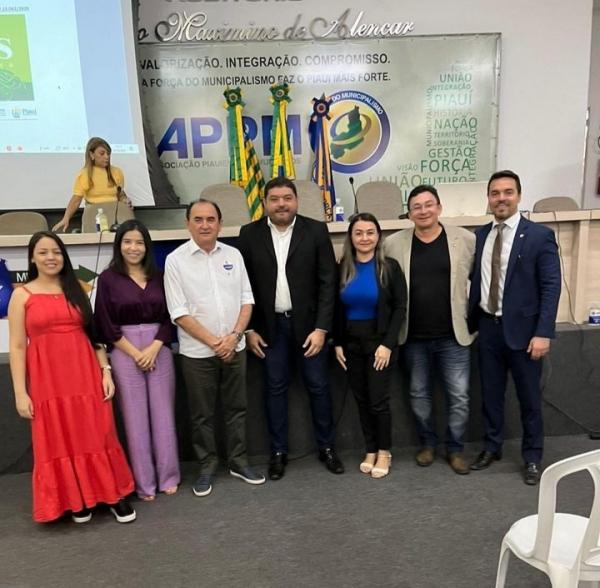 Prefeito de Floriano participa de audiência pública em Teresina