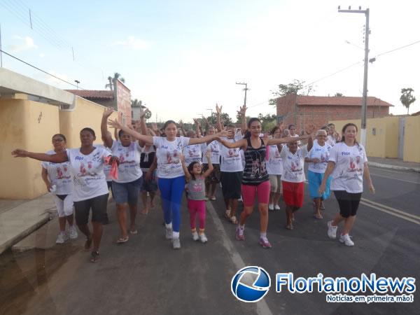  Caminhada da terceira idade &eacute; realizada em Bar&atilde;o de Graja&uacute;.(Imagem:FlorianoNews)