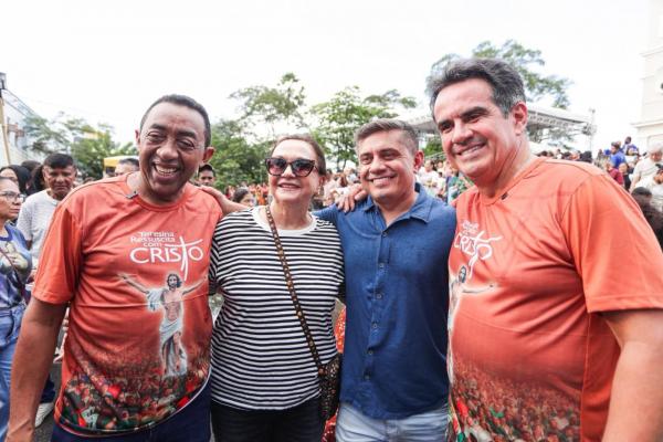 No Domingo de Páscoa, Joel e Ciro participam de procissão no meio da multidão no Centro de Teresina(Imagem:Ascom)