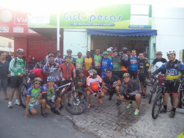 Ciclistas participaram de passeio ciclístico promovido pelo Floriano Bike Clube