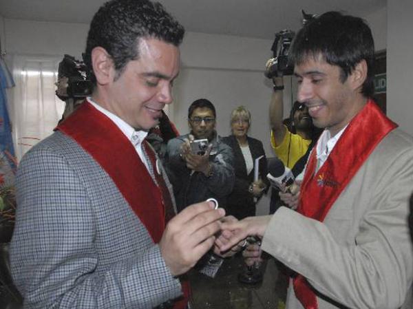 Alex Freyre (esq) e Jos&eacute; Maria di Bello trocam alian&ccedil;as durante cerim&ocirc;nia realizada em cart&oacute;rio de Ushuaia em dezembro (Imagem:AP)