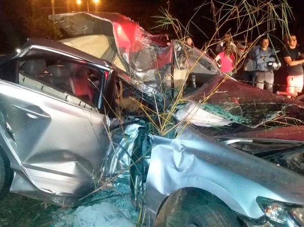 Uma pessoa morre e outra fica ferida após carro bater em poste