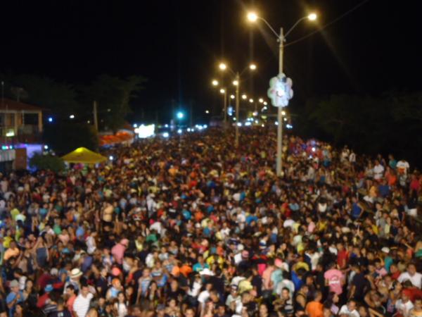 Arrast&atilde;o leva milhares de pessoas &agrave; Avenida Beira-rio, em Floriano.(Imagem:FlorianoNews)