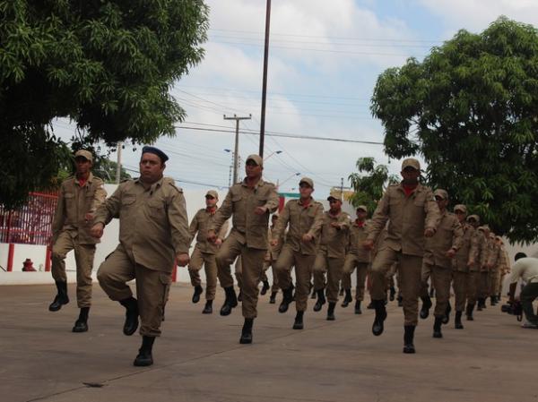Formatura de soldados do Corpo de Bombeiros do Piau&iacute;.(Imagem:Gilcilene Ara&uacute;jo/G1)