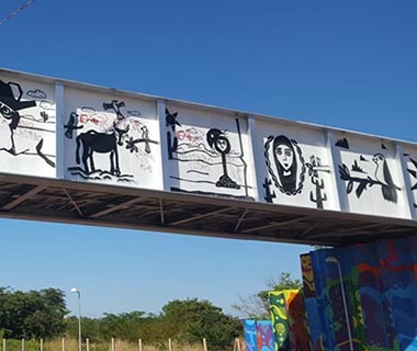Antes da inauguração, painéis de artistas são pichados em avenida
