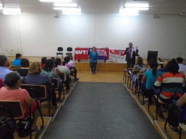 Reunião com servidores da educação mostra situação financeira do município