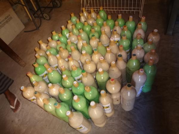 Projeto Mãos que Ajudam realizou a doação de alimentos armazenados em garrafas pet