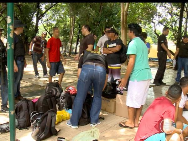 Polícia prende 25 e apreende cerca de 300 celulares no Centro de Teresina