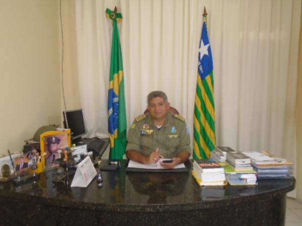 Comandante incentiva uso do aplicativo "Salve Maria" no combate à violência doméstica