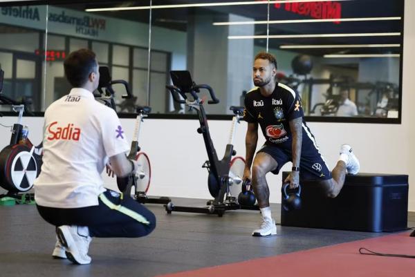 Neymar passa por exames, e CBF fala em "boa evolução"
