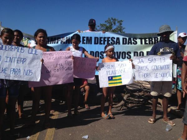 Manifestantes interditam PI-130 para pedir regularização fundiária