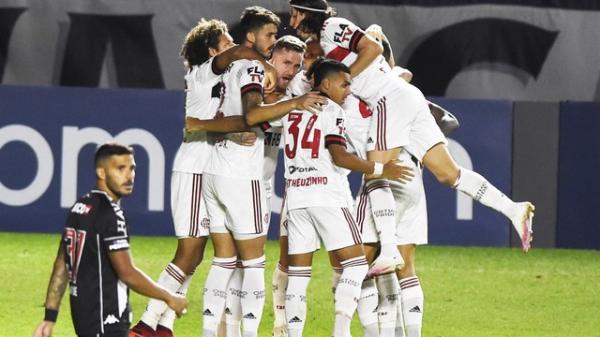 Flamengo vira sobre o Vasco em São Januário e aumenta invencibilidade no clássico