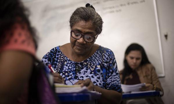 C&eacute;lia Menezes durante aula do cursinho pr&eacute;-vestibular no Rio de Janeiro.(Imagem:Alexandre Cassiano / Ag&ecirc;ncia O Globo)