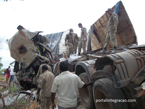Tragédia: Acidente com duas carretas na BR-230 provoca a morte de florianense