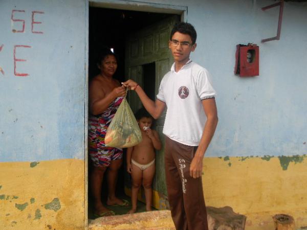 Escola Pequeno Pr&iacute;ncipe fez entrega de cestas b&aacute;sicas. (Imagem:Escola Pequeno Pr&iacute;ncipe)