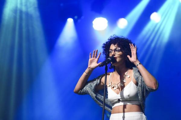 Nat&aacute;lia Pires, durante participa&ccedil;&atilde;o no Festival de M&uacute;sica Nacional FM.(Imagem:Marcelo Camargo/Ag&ecirc;ncia Brasil)