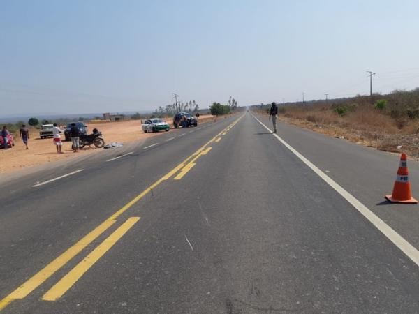 Mulher morre ap&oacute;s cair de moto durante colis&atilde;o entre motocicletas na BR-135.(Imagem: Divulga&ccedil;&atilde;o PRF)