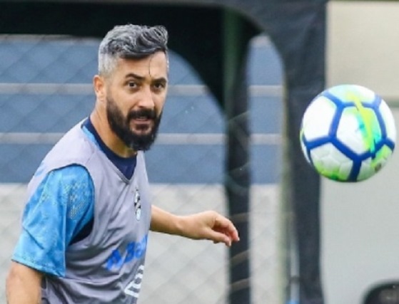 Presidente do Grêmio confirma saída de Douglas e promete homenagens
