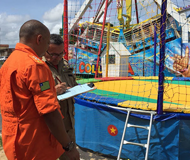 Bombeiros interditam parque de diversão que apresentava risco aos clientes