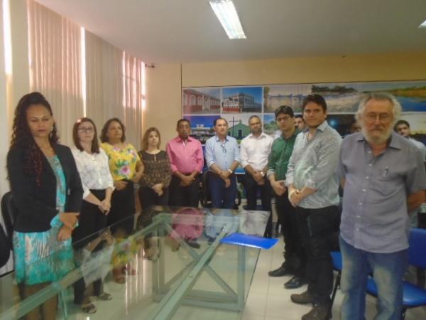 Prefeito e secret&aacute;rios come&ccedil;am o dia com ora&ccedil;&atilde;o na sede administrativa.(Imagem:FlorianoNews)