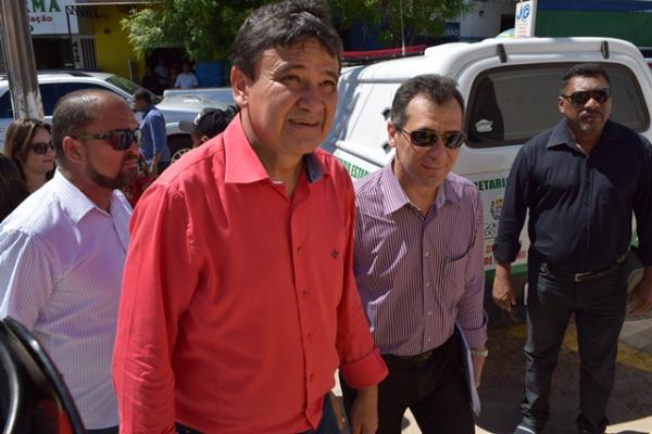 Gilberto Júnior acompanha visita de Welingthon Dias a Floriano.(Imagem:Waldemir Miranda)