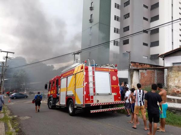 Incêndio com explosões atinge veículos em estacionamento em T