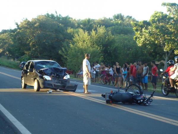 Colis&atilde;o frontal entre carro e moto deixa v&iacute;tima fatal na BR-316.(Imagem:FlorianoNews)