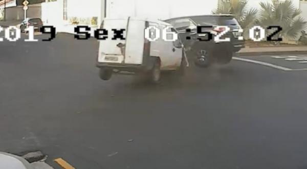 Ve&iacute;culos colidiram em cruzamento na Zona Leste de Teresina. (Imagem:Reprodu&ccedil;&atilde;o/TV Clube)