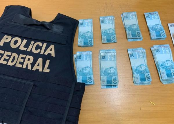  Em uma das resid&ecirc;ncias onde a PF fez buscas, em Teresina, a pol&iacute;cia encontrou R$ 20 mil em esp&eacute;cie. (Imagem:Divulga&ccedil;&atilde;o/PFPI )