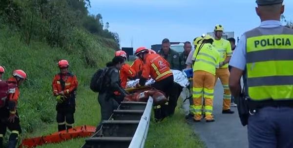 Sobrevivente &eacute; resgatada ap&oacute;s queda de helic&oacute;ptero em Caieiras, na Grande SP (Imagem: Reprodu&ccedil;&atilde;o/TV Globo)