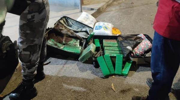 Mulher &eacute; presa com mais de 40 tabletes de maconha em &ocirc;nibus com destino ao litoral do Piau&iacute;.(Imagem:Divulga&ccedil;&atilde;o/PMPI)