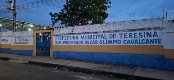 Professora &eacute; atacada por homem com seringa em estacionamento de Escola Municipal Professor Oscar Olimpio Cavalcante, em Teresina.(Imagem:Gil Oliveira)