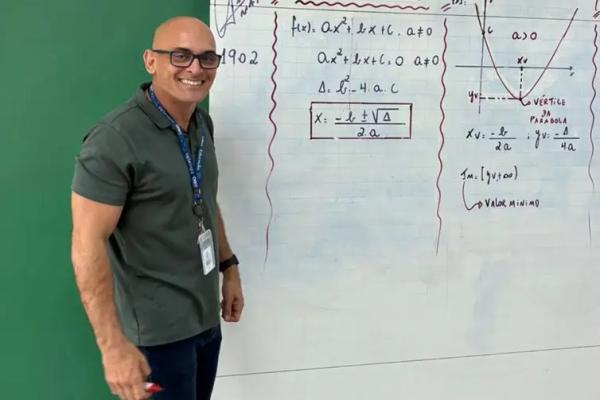 O professor Marcos Nunes, do Gin&aacute;sio Educacional Ol&iacute;mpico Isabel Salgado, no Rio, mostra formas que encontra para despertar o interesse dos alunos.(Imagem:Marcos Nunes/Arquivo Pessoal)