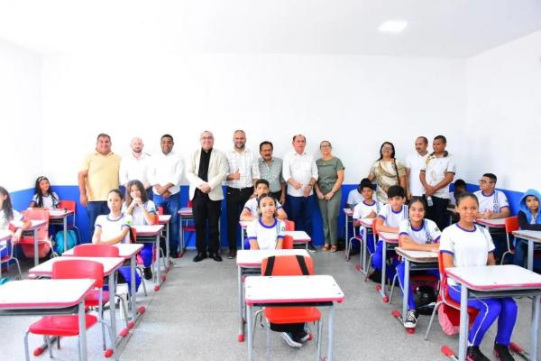 Vereadores de Floriano acompanham entrega de escola reformada pelo Executivo Municipal
