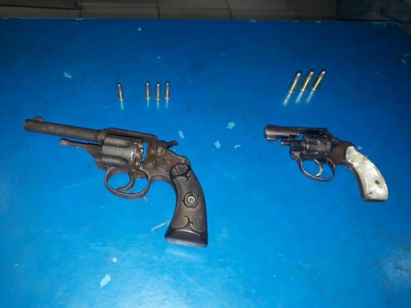 Armas apreendidas.(Imagem:For&ccedil;a T&aacute;tica)