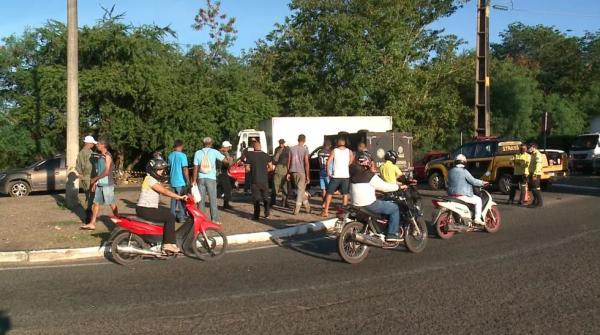 Motociclista morre ao colidir com poste em rotatória na Avenida Maranhão, em Teresina
