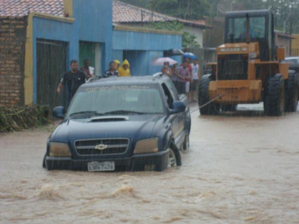 Carro sendo guinchado por um trator(Imagem:reda&ccedil;&atilde;o)