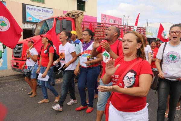 Atos pró Dilma querem fechar BRs e parar categorias nesta terça-feira (10)
