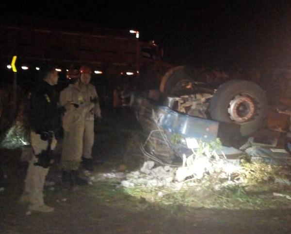 Caminhão tomba e deixa motorista sem vida na zona rural de Barão de Grajaú.(Imagem:Reprodução/Whats App)