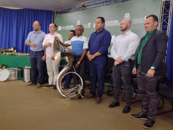 Entrega de instrumentos musicais marca in&iacute;cio das comemora&ccedil;&otilde;es dos 127 anos de Floriano.(Imagem:FlorianoNews)