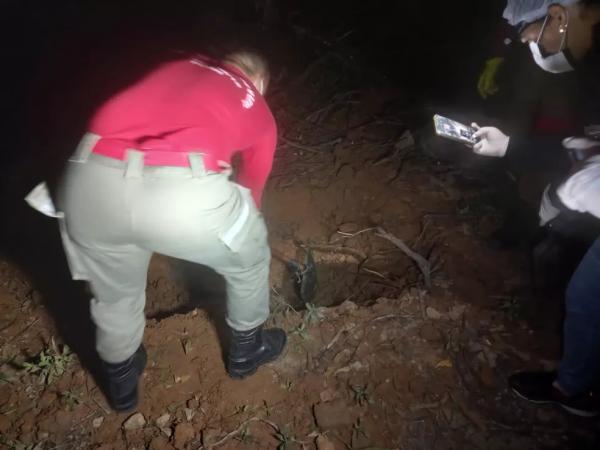 Corpo de mulher é encontrado enterrado com os pés amarrados e saco na cabeça em Teresina
