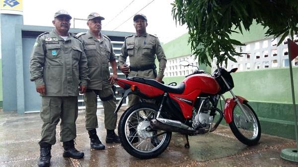 Moto tomada de assalto no bairro Irapu&aacute; II &eacute; recuperada pela PM de Floriano.(Imagem:Jc24horas)
