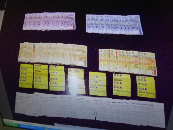 Menor &eacute; apreendido com 30 cart&otilde;es do Bolsa Fam&iacute;lia em Floriano.(Imagem:FlorianoNews)