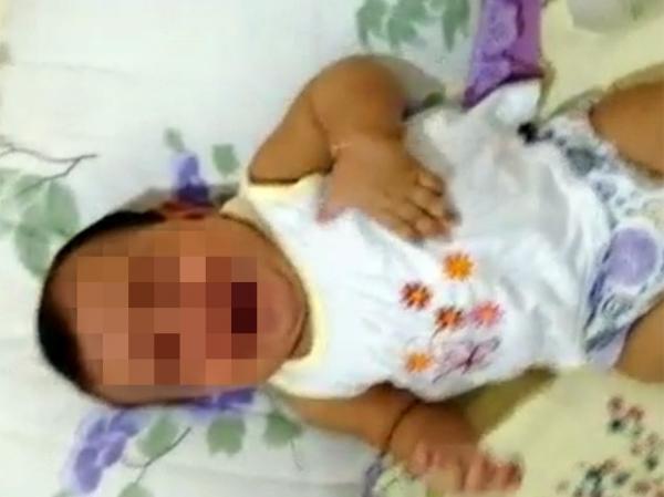 Beb&ecirc; de seis meses chora ap&oacute;s tentativa de sufocamento.(Imagem:Pol&iacute;cia Civil/Divulga&ccedil;&atilde;o)