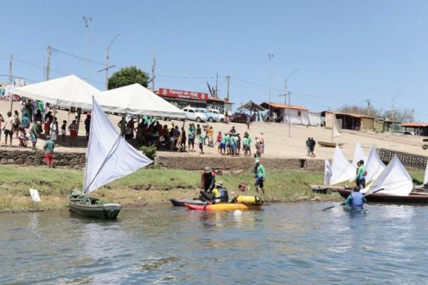 Regata de Canoas movimenta o domingo na beira-rio com apoio da Prefeitura de Floriano