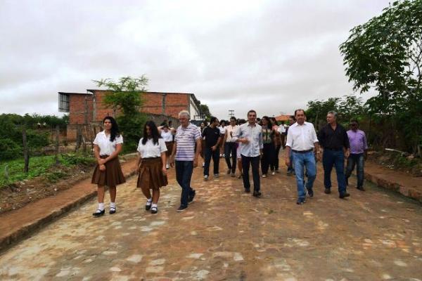 Prefeito de Floriano inaugura cal&ccedil;amento da Rua S&atilde;o Jos&eacute;.(Imagem:Waldemir Miranda)