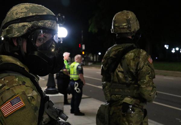 Homem atropela duas manifestantes antirracistas em Seattle